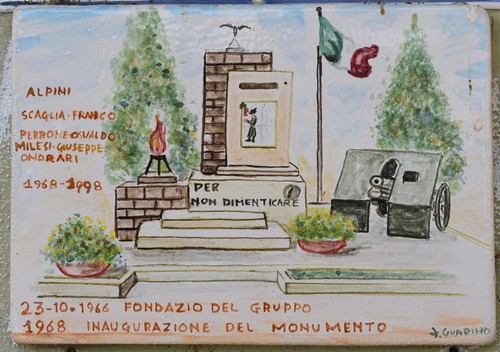 Ceramiche d-Arte di Albisola - Piastra con scritte commemorative e disegni dedicati agli Alpini.